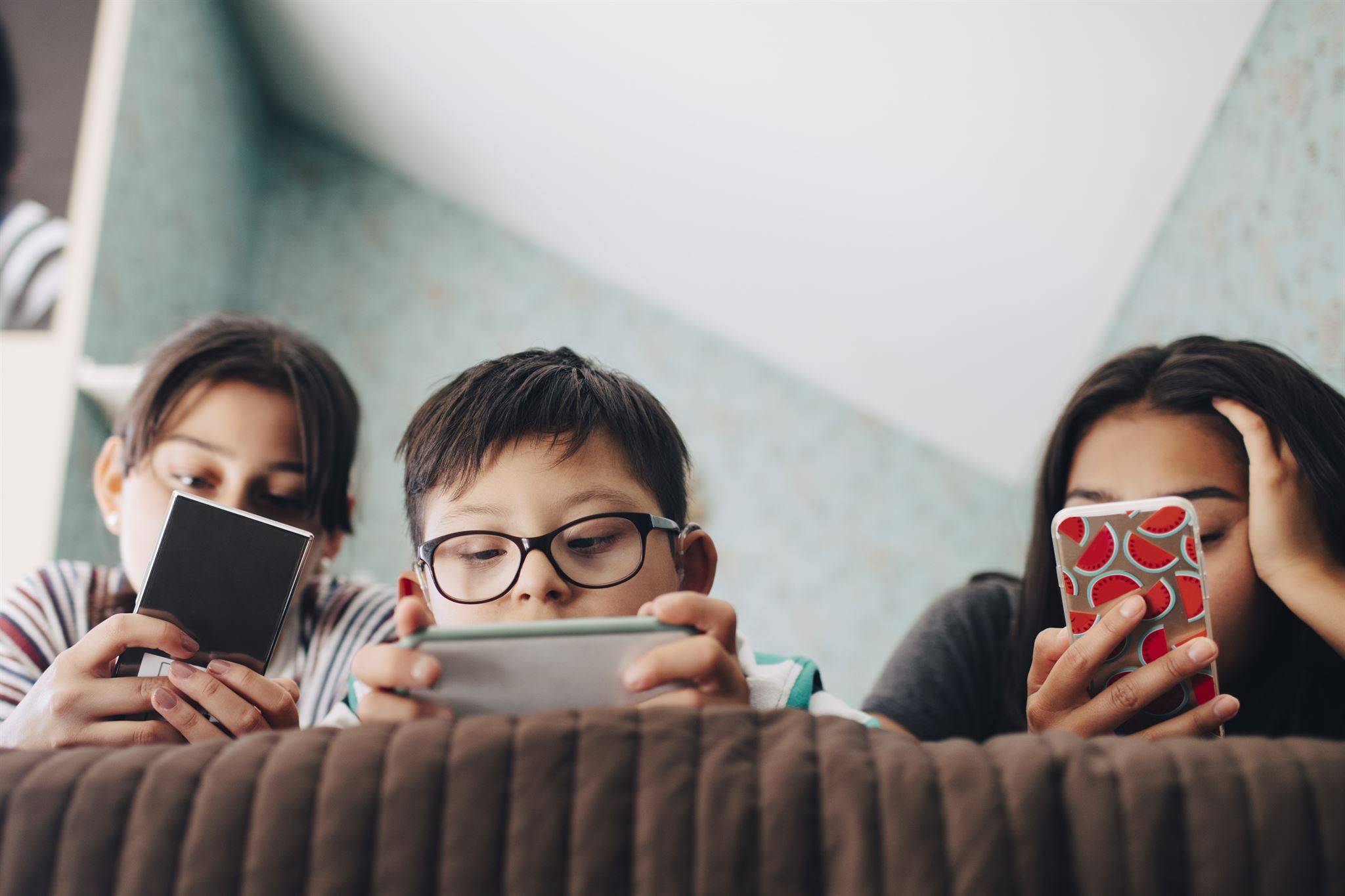 Young-people-looking-at-smartphones